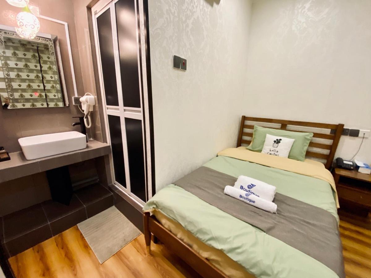 J Boutique Hotel 新张优惠 Muar Εξωτερικό φωτογραφία